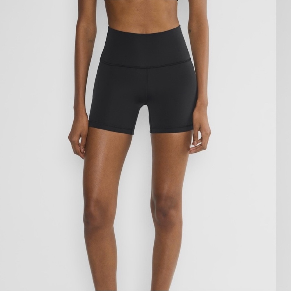 Aritzia Golden GlossForm Cheeky Hi-Rise 5"
Shorts Size 00